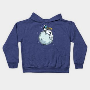 astronaut spielt trompete musik Kids Hoodie